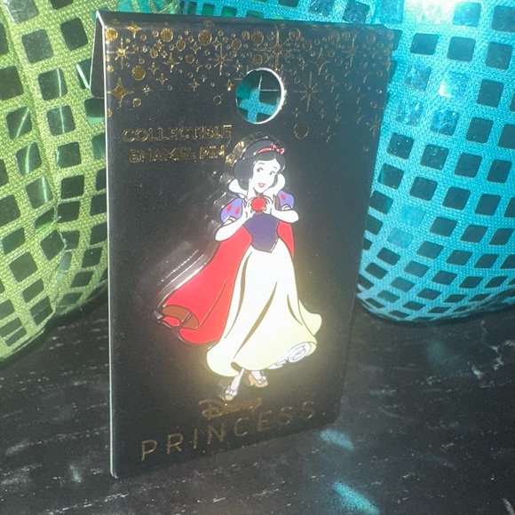 SNOW WHITE COLLECTORS PIN DISNEY LICENSED - Picture 2 of 4